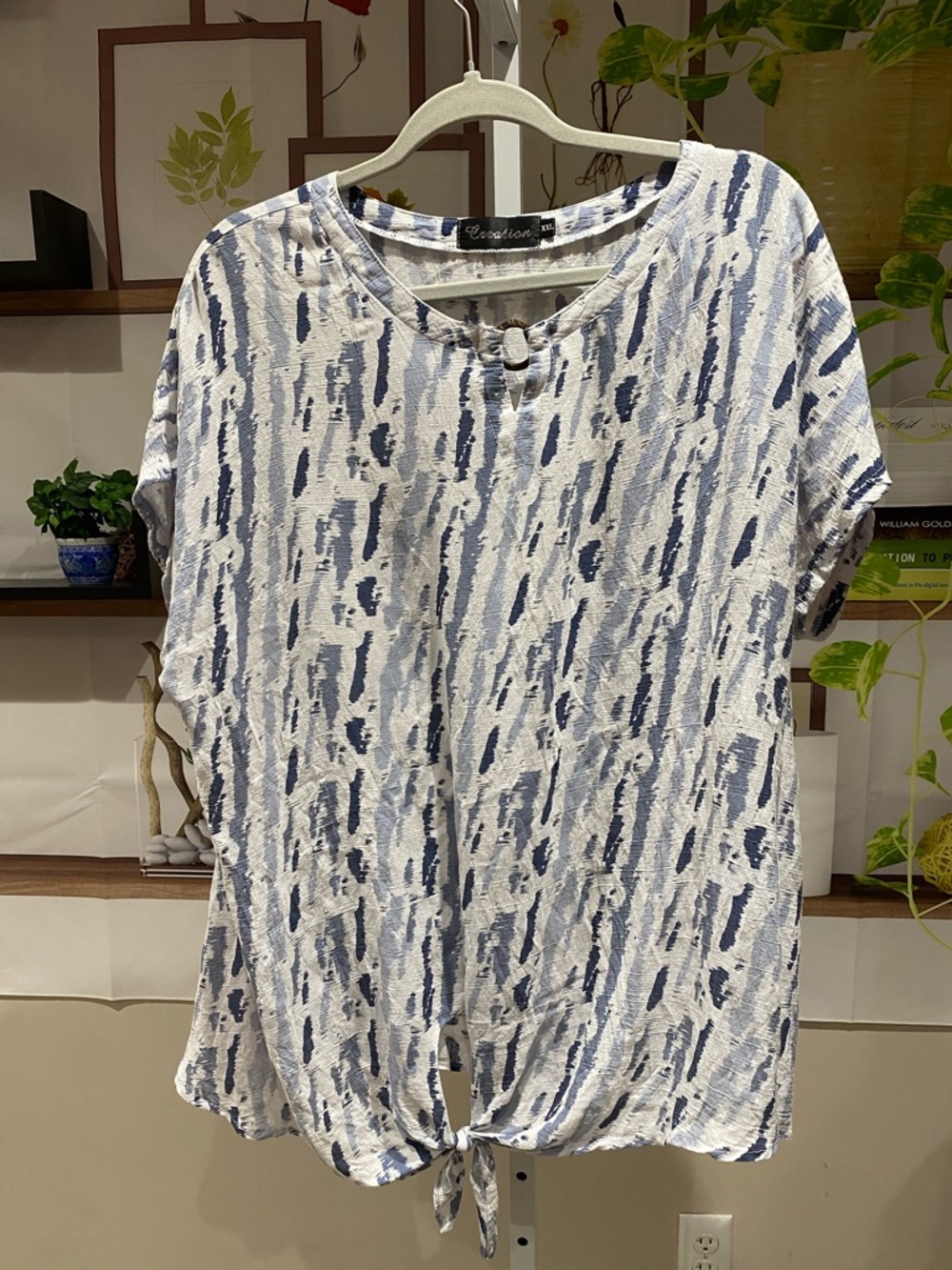 Casual Tie-Hem Women’s Top in White & Navy. 24 Ptp.